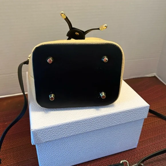 New Christian Dior Beauty Mini Bucket Bag - Picture 5 of 14